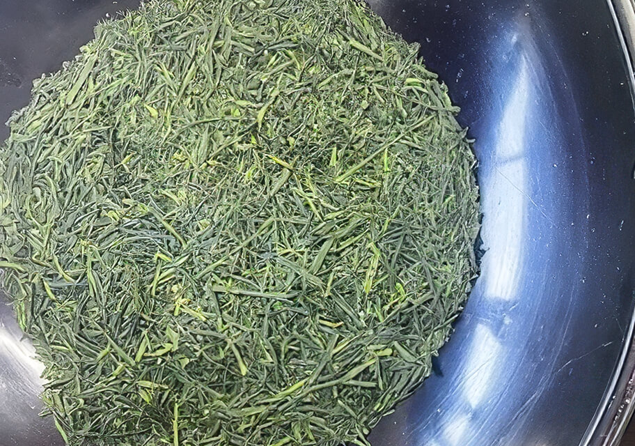Kabusecha leaves in a metal bowl